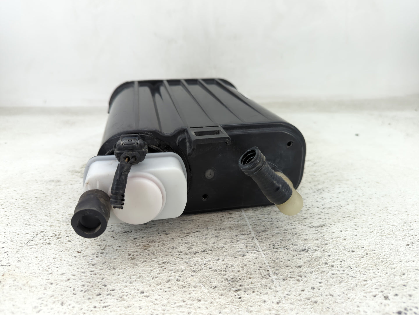 2008 Chrysler Aspen Fuel Vapor Charcoal Canister - Oemusedautoparts1.com