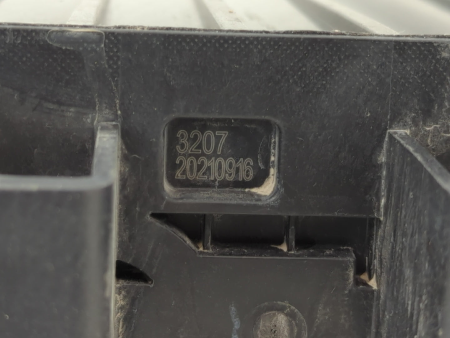 2008 Chrysler Aspen Fuel Vapor Charcoal Canister - Oemusedautoparts1.com