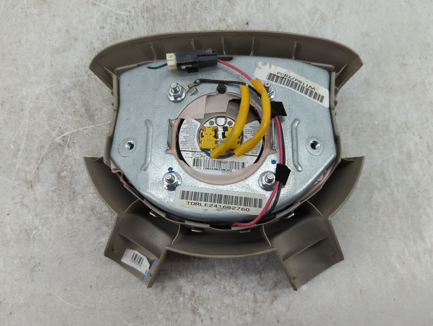 2008 Chrysler Aspen Air Bag Driver Left Steering Wheel Mounted P/N:PCBXZP811AA TDRLE2416B2760, 2DCM228D35907 Fits OEM Used A