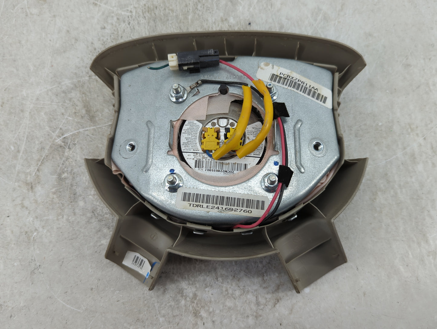 2008 Chrysler Aspen Air Bag Driver Left Steering Wheel Mounted P/N:PCBXZP811AA TDRLE2416B2760, 2DCM228D35907 Fits OEM Used A