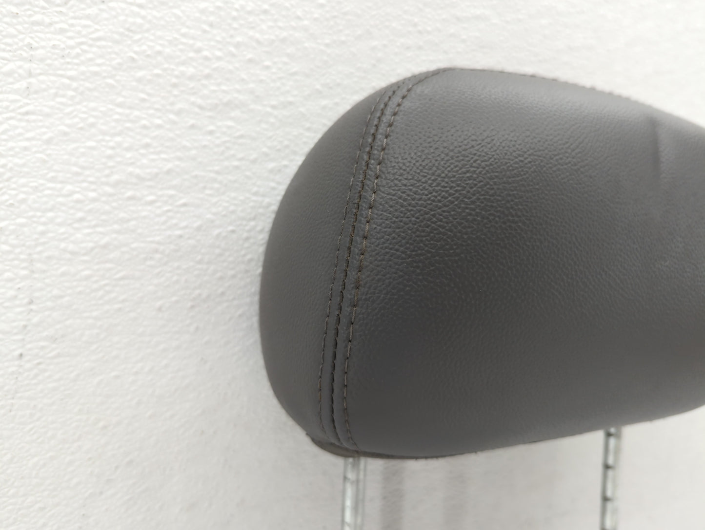 2007-2009 Chrysler Aspen Headrest Head Rest Front Driver Passenger Seat Fits Fits 2007 2008 2009 OEM Used Auto Parts - Oemus