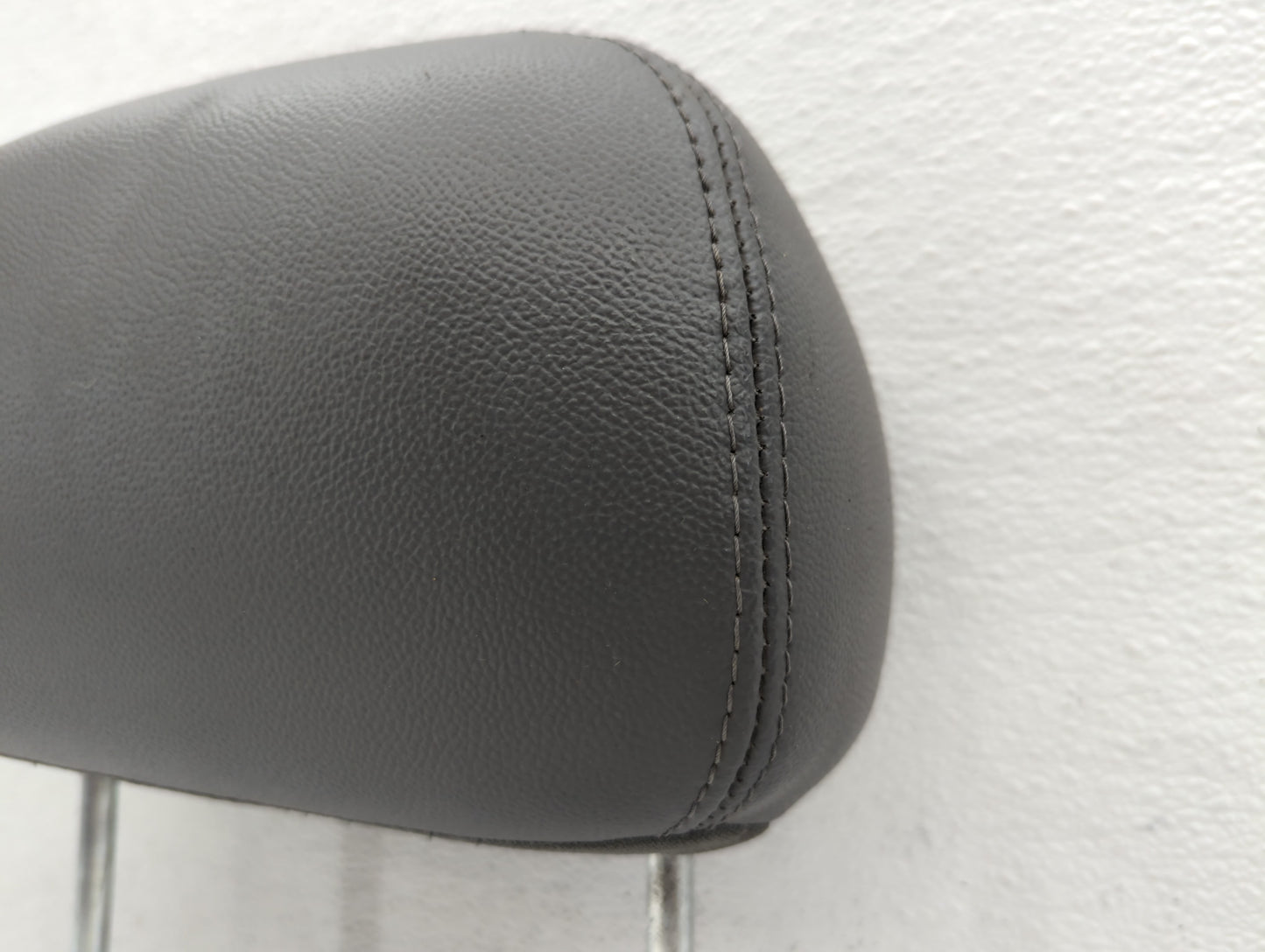 2007-2009 Chrysler Aspen Headrest Head Rest Front Driver Passenger Seat Fits Fits 2007 2008 2009 OEM Used Auto Parts - Oemus