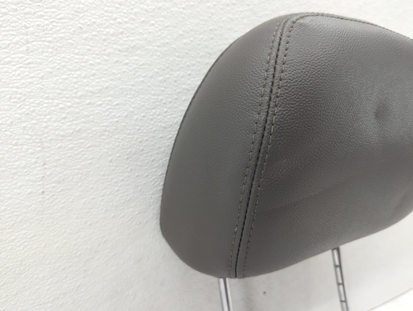 2007-2009 Chrysler Aspen Headrest Head Rest Front Driver Passenger Seat Fits Fits 2007 2008 2009 OEM Used Auto Parts - Oemus