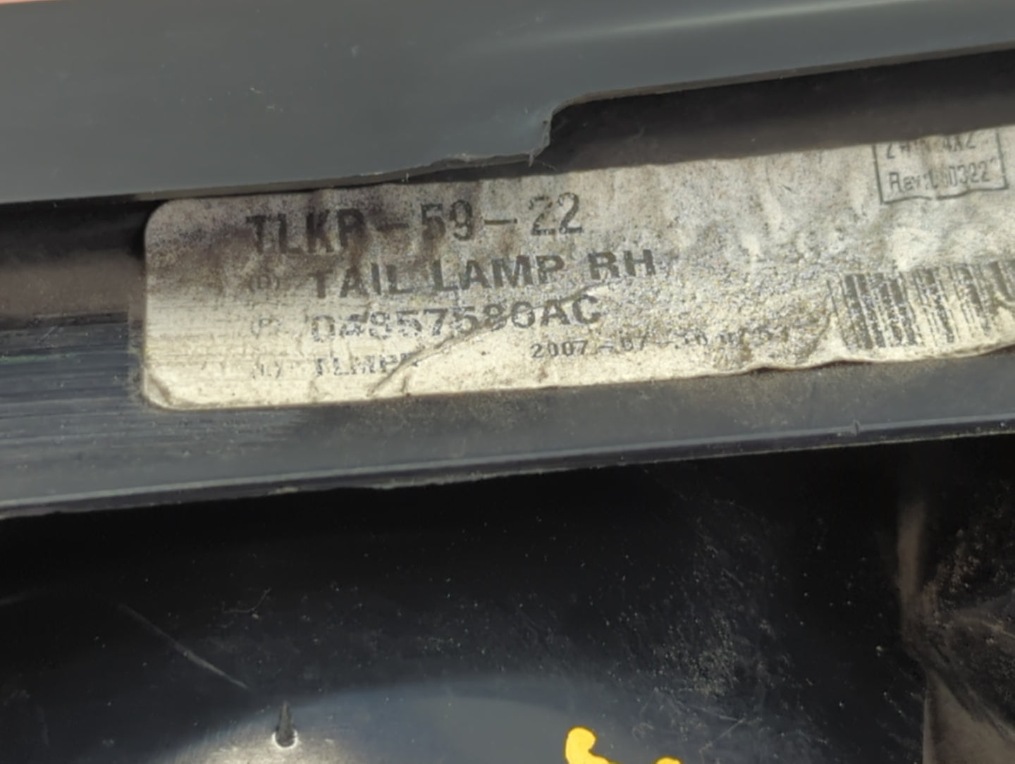 2008 Chrysler Pacifica Tail Light Assembly Passenger Right OEM P/N:TLKR-59-22 05857580AC Fits OEM Used Auto Parts - Oemuseda