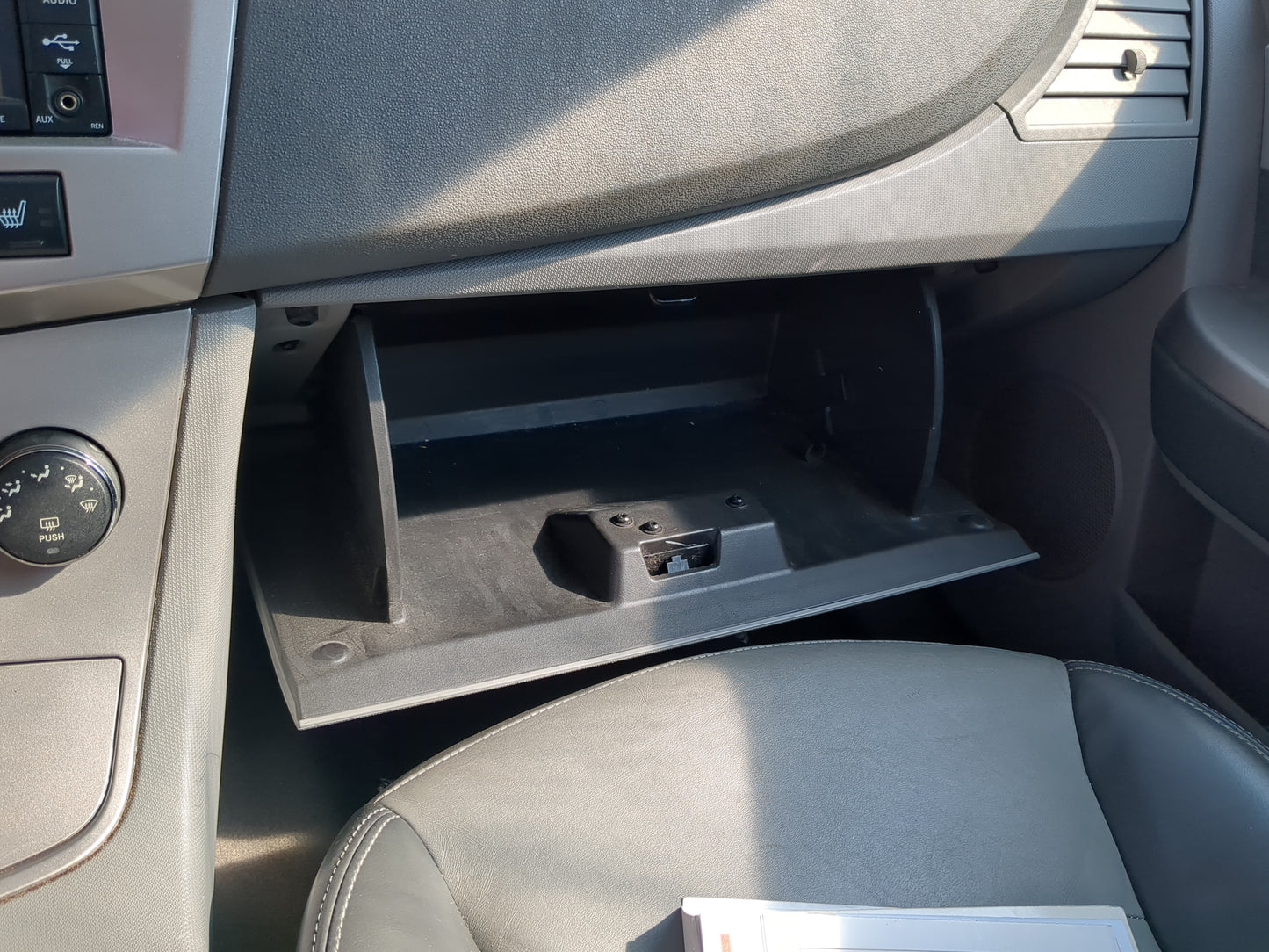 2008 Chrysler Sebring Passenger Glove Box Door Storage Compartment 1192759 - Oemusedautoparts1.com