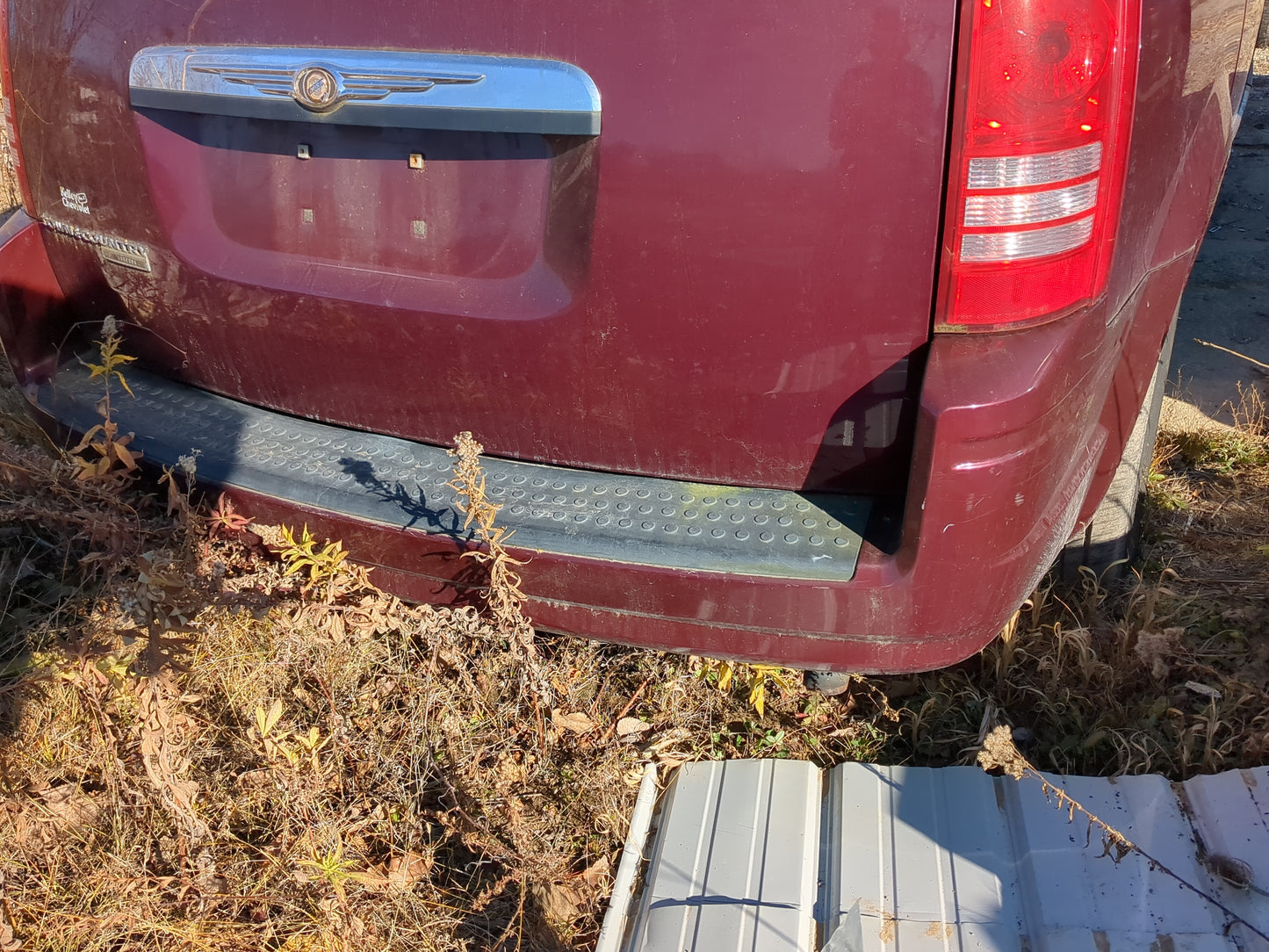 2008-2010 Chrysler Town & Country Rear Bumper Assembly Oem 1242799 - Oemusedautoparts1.com
