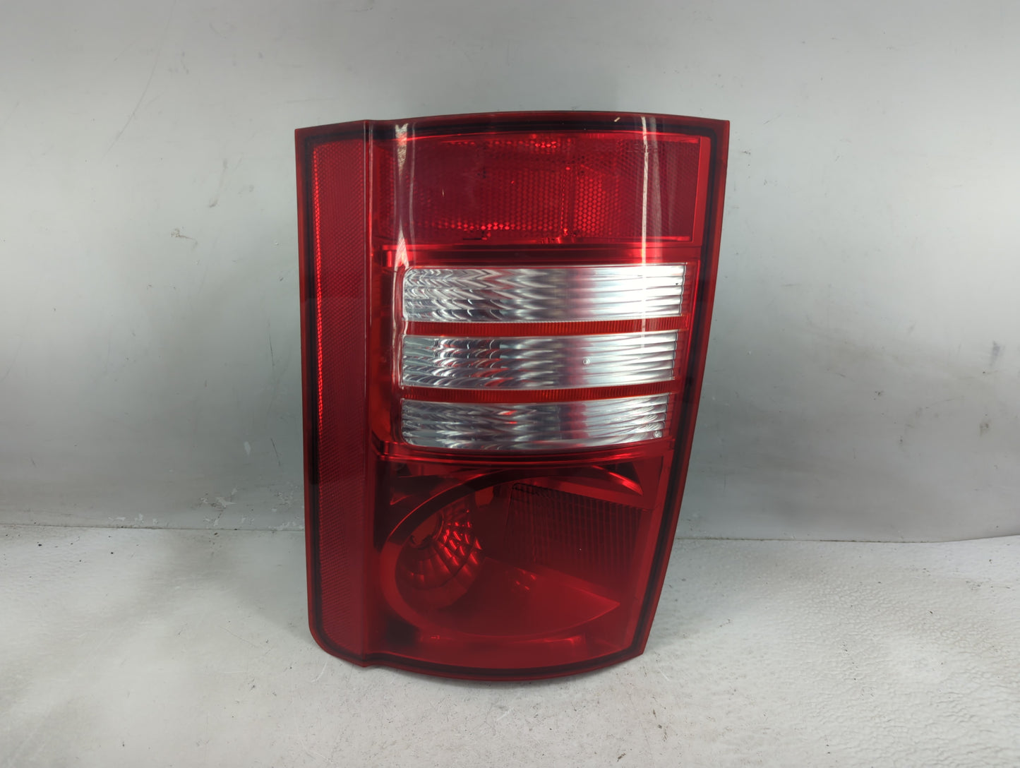 2008-2010 Chrysler Town & Country Tail Light Assembly Passenger Right OEM P/N:58622E Fits Fits 2008 2009 2010 OEM Used Auto 