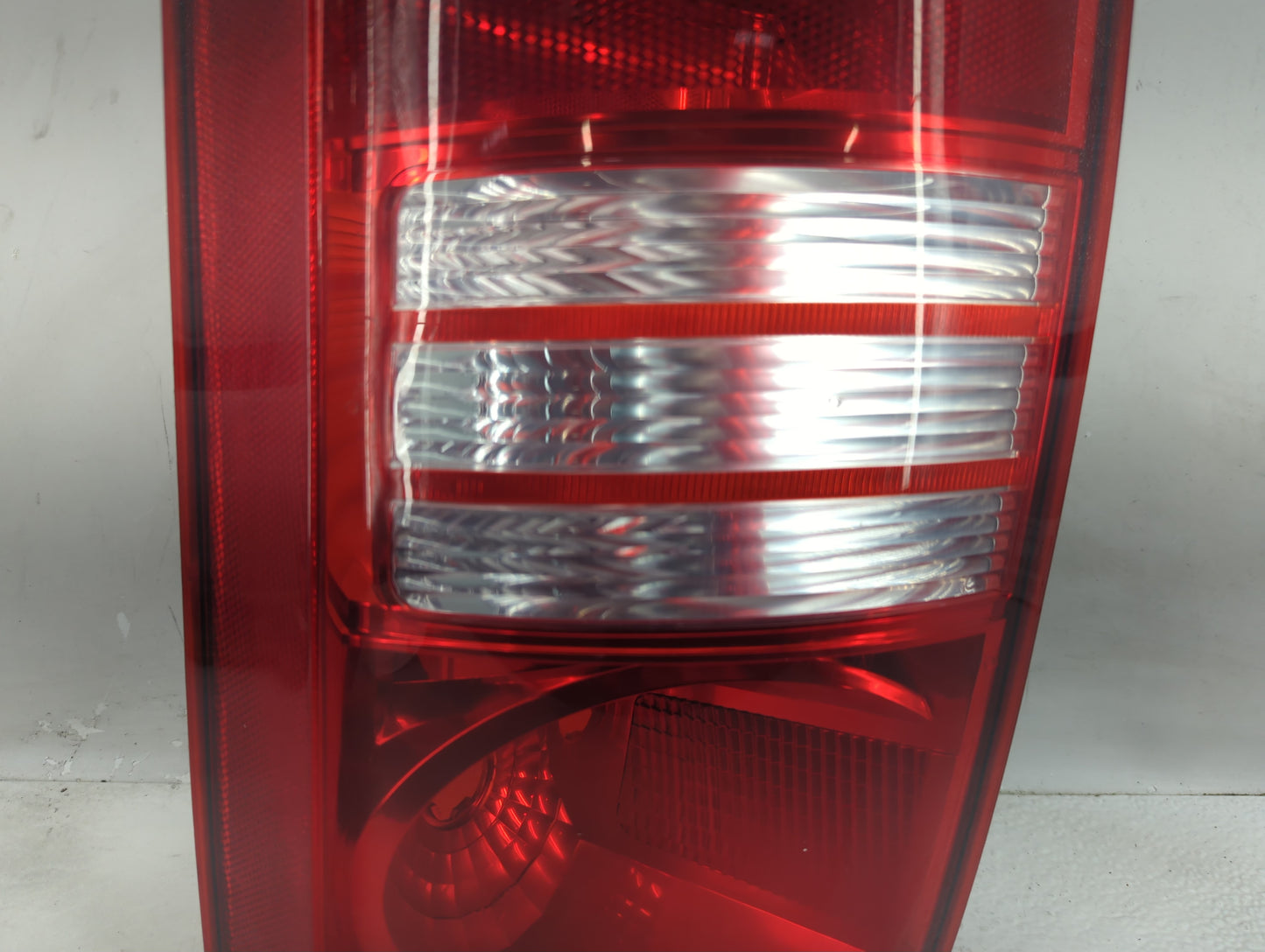 2008-2010 Chrysler Town & Country Tail Light Assembly Passenger Right OEM P/N:58622E Fits Fits 2008 2009 2010 OEM Used Auto 