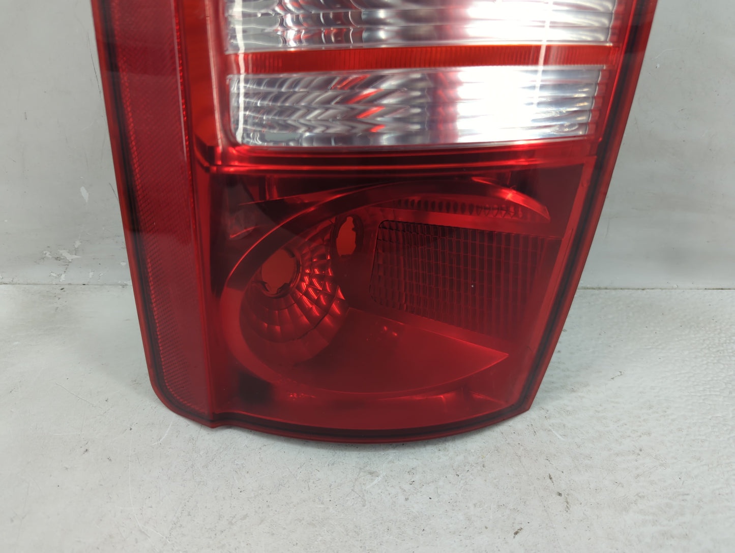 2008-2010 Chrysler Town & Country Tail Light Assembly Passenger Right OEM P/N:58622E Fits Fits 2008 2009 2010 OEM Used Auto 