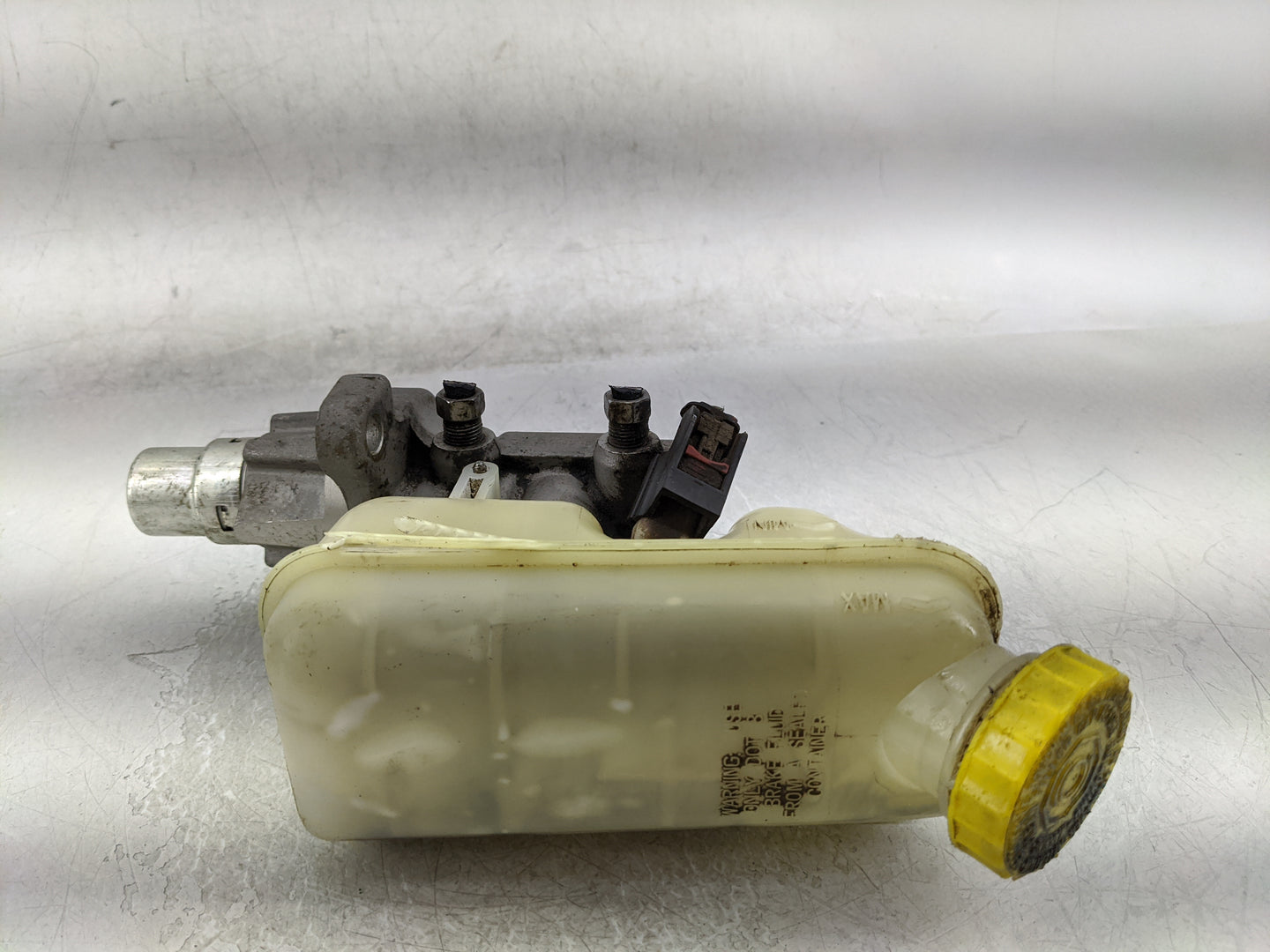 2008-2011 Chrysler Town & Country Brake Master Cylinder 1376686 - Oemusedautoparts1.com