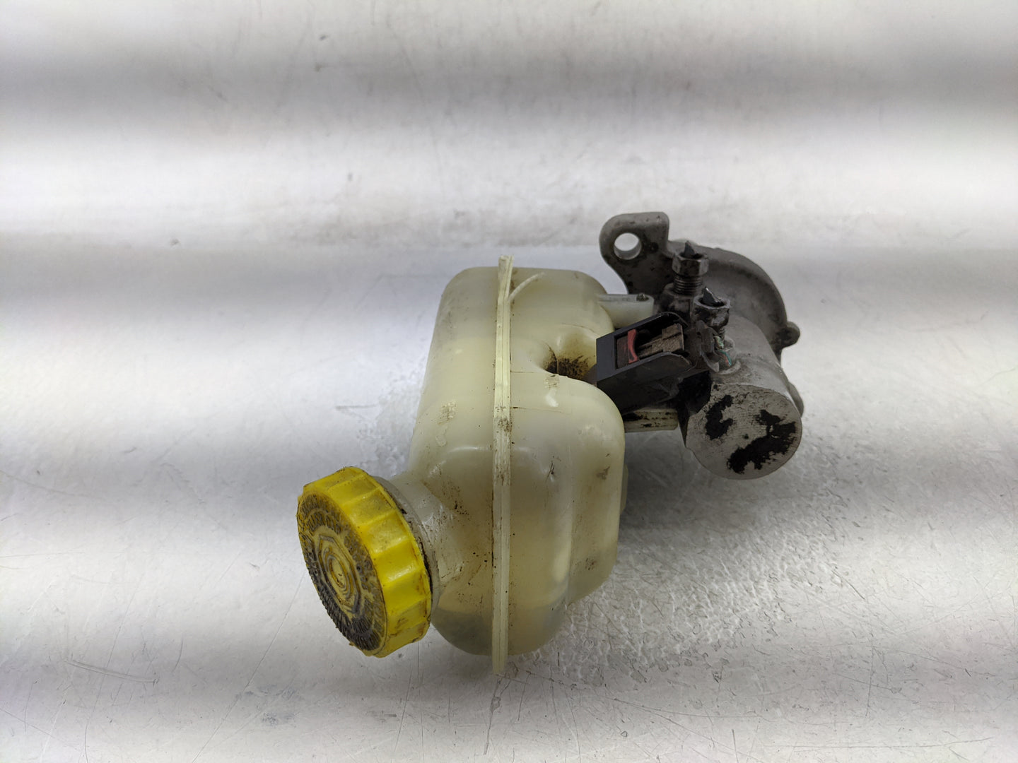 2008-2011 Chrysler Town & Country Brake Master Cylinder - Oemusedautoparts1.com