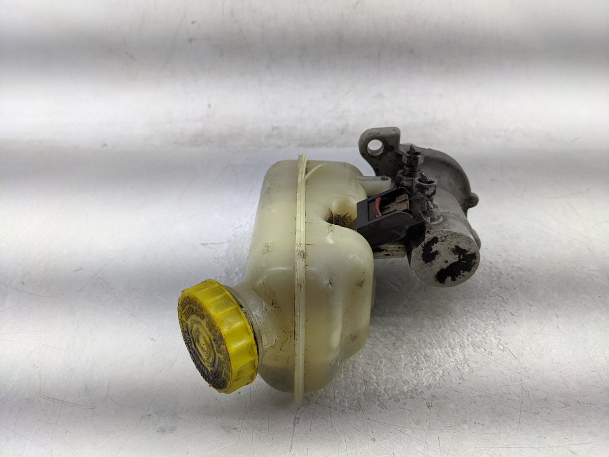 2008-2011 Chrysler Town & Country Brake Master Cylinder 1376686 - Oemusedautoparts1.com