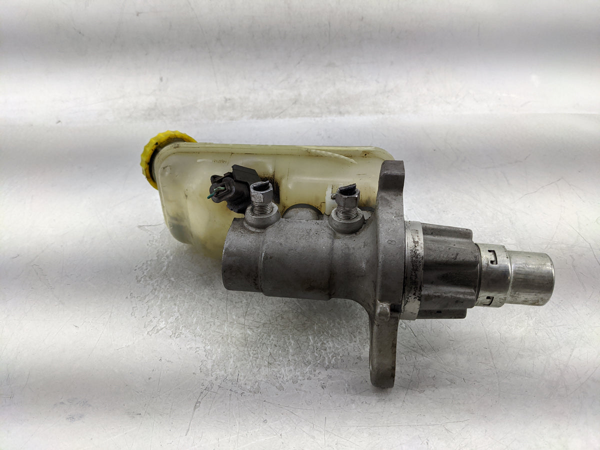 2008-2011 Chrysler Town & Country Brake Master Cylinder 1376686 - Oemusedautoparts1.com
