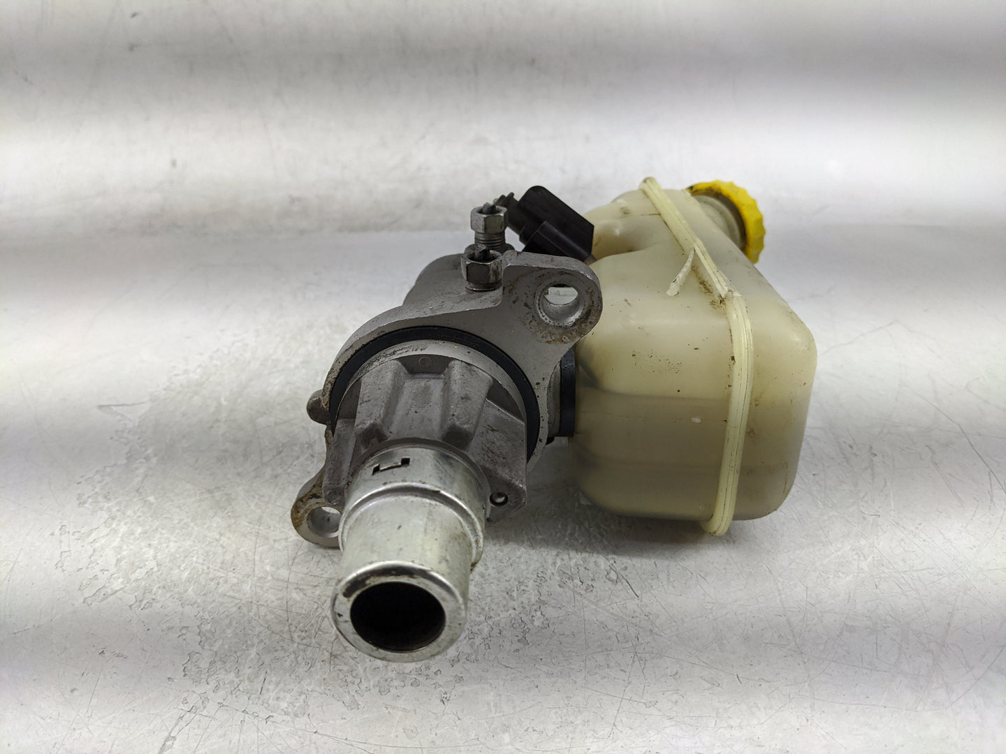 2008-2011 Chrysler Town & Country Brake Master Cylinder 1376686 - Oemusedautoparts1.com