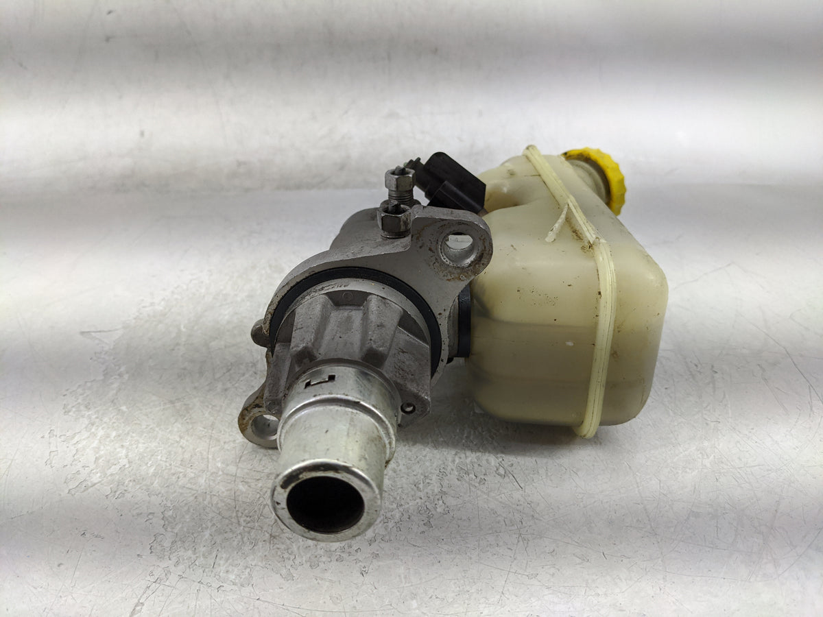 2008-2011 Chrysler Town & Country Brake Master Cylinder 1376686 - Oemusedautoparts1.com