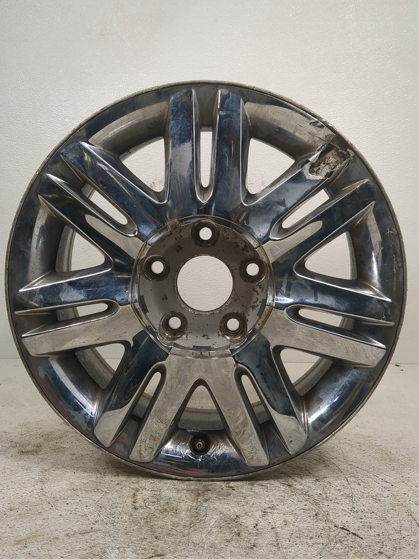 2008 Chrysler Town & Country Driver Front Wheel Hub Oem Chrome - Oemusedautoparts1.com