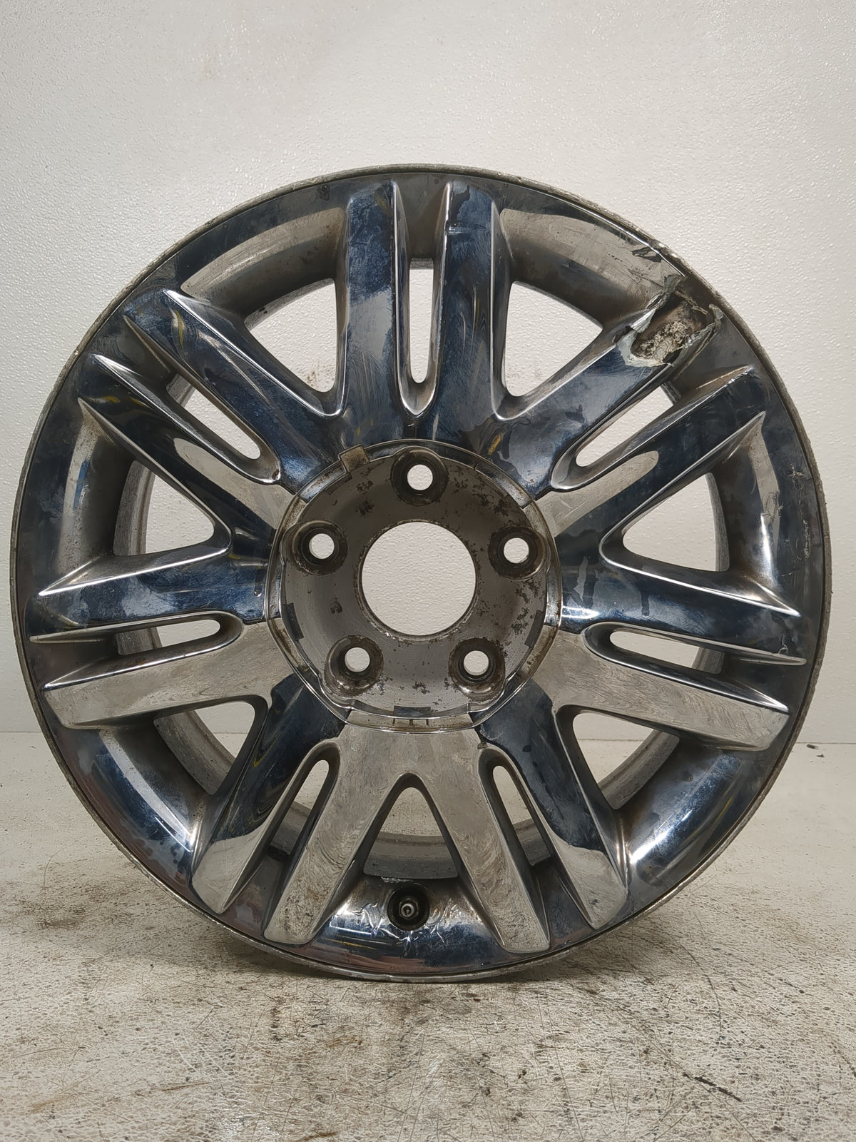 2008 Chrysler Town & Country Driver Front Wheel Hub Oem Chrome - Oemusedautoparts1.com