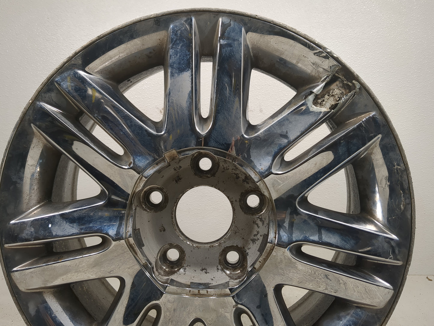 2008 Chrysler Town & Country Driver Front Wheel Hub Oem Chrome - Oemusedautoparts1.com