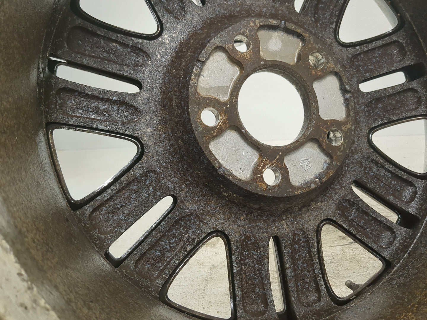 2008 Chrysler Town & Country Driver Front Wheel Hub Oem Chrome - Oemusedautoparts1.com