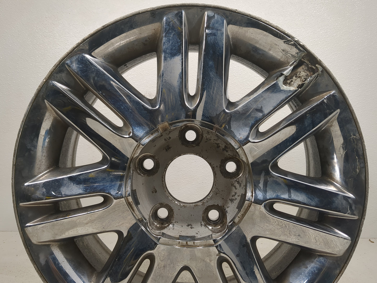 2008 Chrysler Town & Country Driver Front Wheel Hub Oem Chrome - Oemusedautoparts1.com