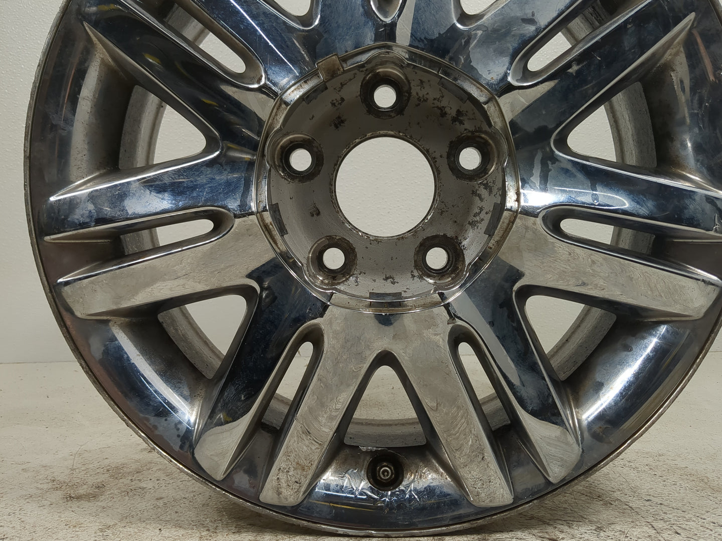2008 Chrysler Town & Country Driver Front Wheel Hub Oem Chrome - Oemusedautoparts1.com