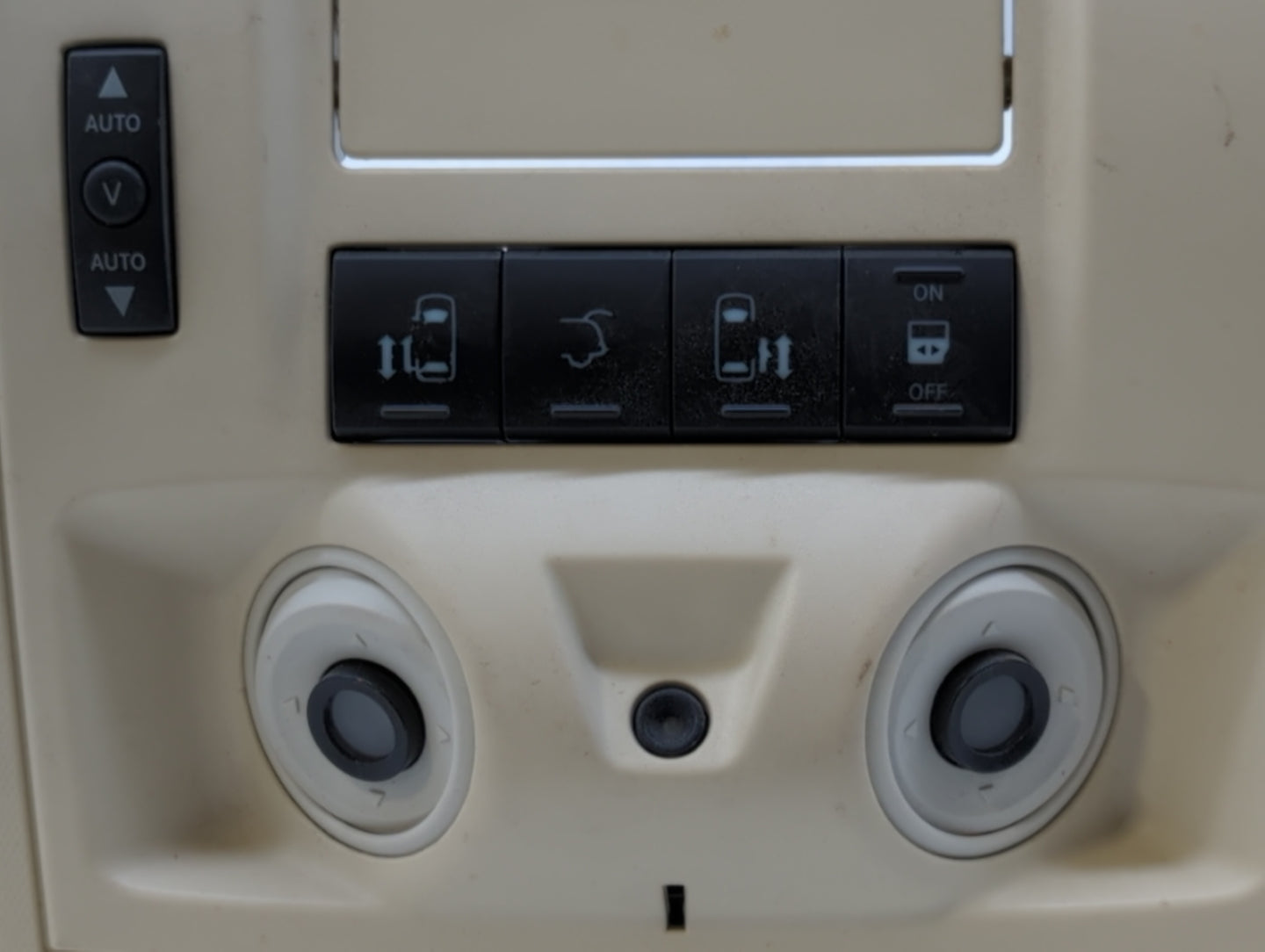 2008 Chrysler Town & Country Overhead Roof Console - Oemusedautoparts1.com