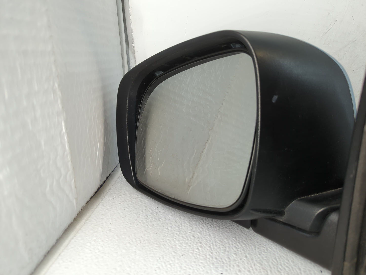 2008-2010 Chrysler Town & Country Driver Side View Mirror - Left Door Mirror OEM Used - Oemusedautoparts1.com