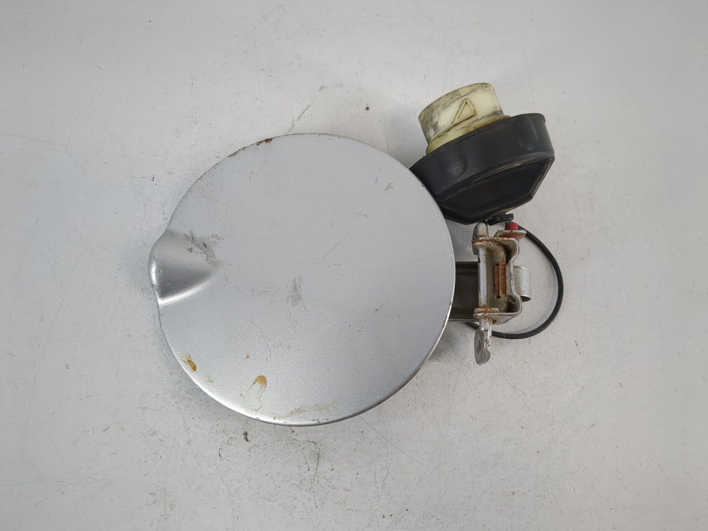 2008 Chrysler Town & Country Fuel Tank Door Lid Gas Tank Silver - Oemusedautoparts1.com