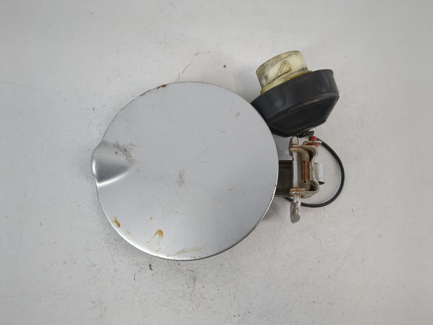 2008 Chrysler Town & Country Fuel Tank Door Lid Gas Tank Silver - Oemusedautoparts1.com