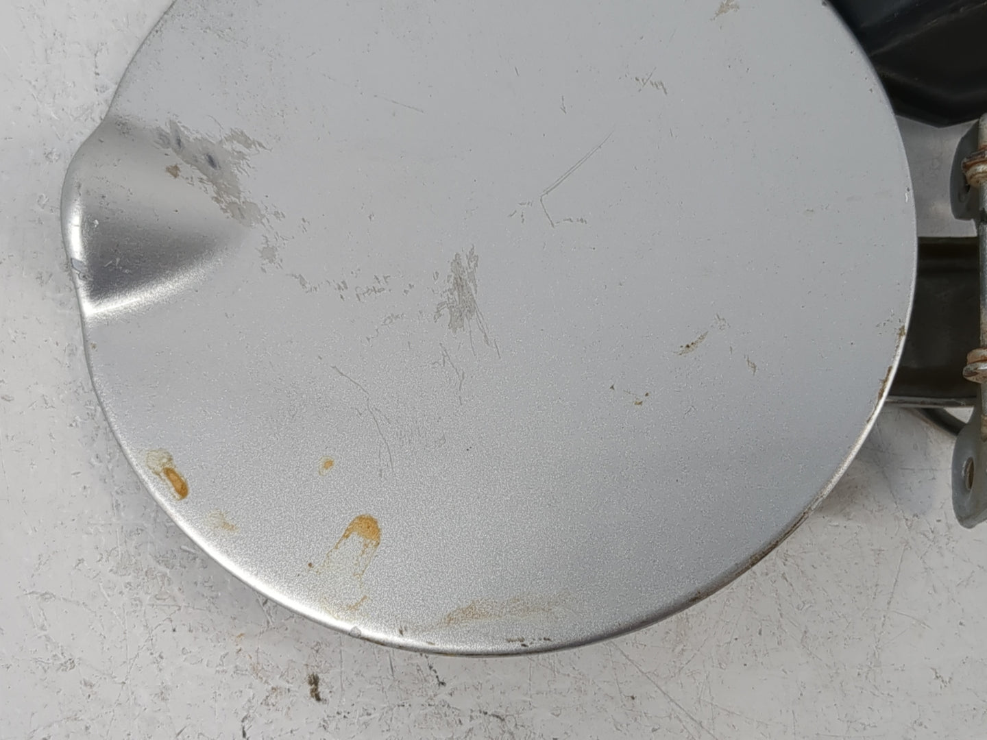 2008 Chrysler Town & Country Fuel Tank Door Lid Gas Tank Silver - Oemusedautoparts1.com