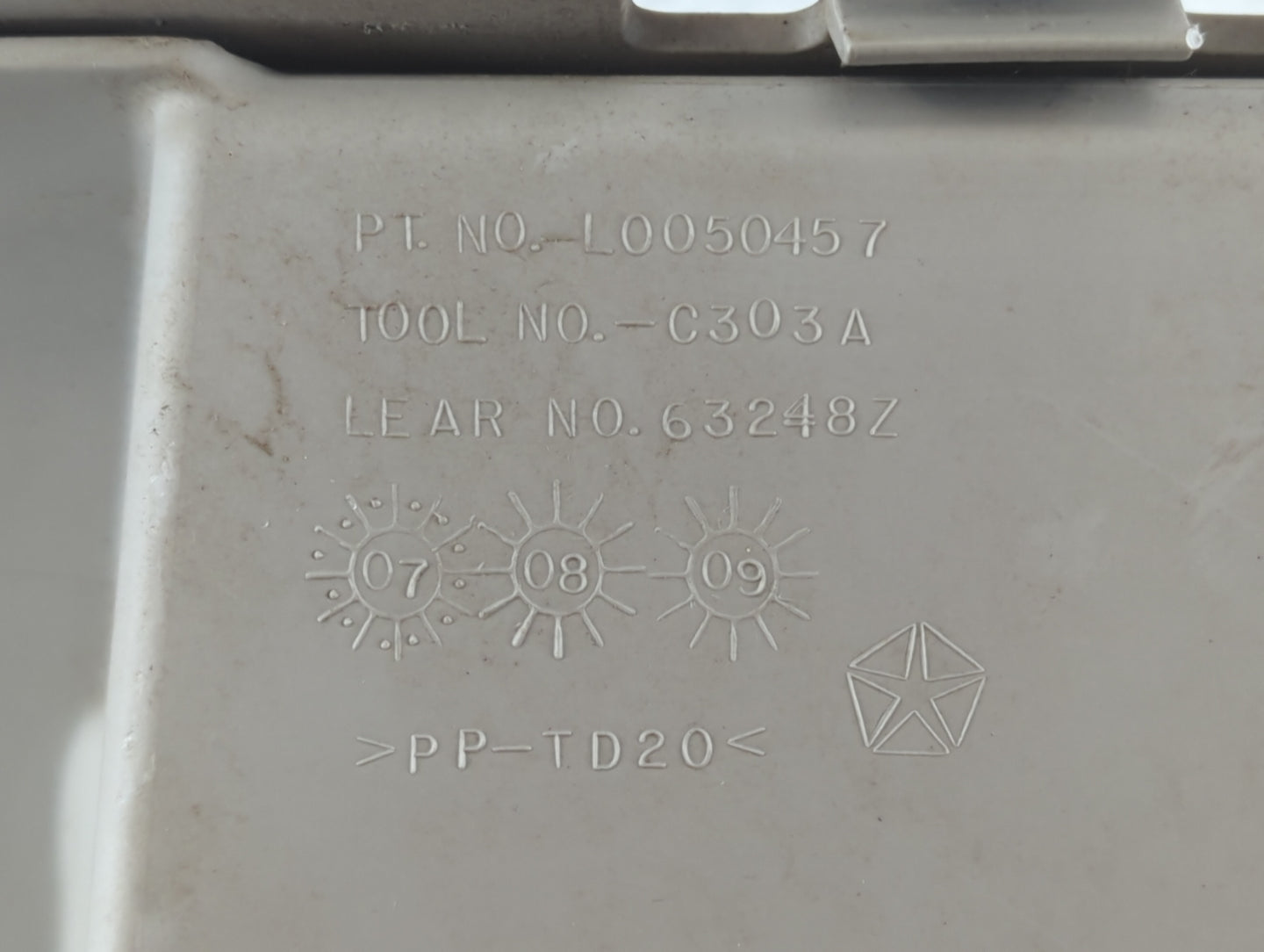 2008 Chrysler Town & Country Passenger Glove Box Door Storage Compartment 938684 - Oemusedautoparts1.com