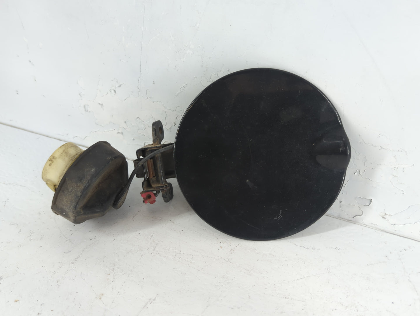 2008 Chrysler Town & Country Fuel Tank Door Lid Gas Tank - Oemusedautoparts1.com