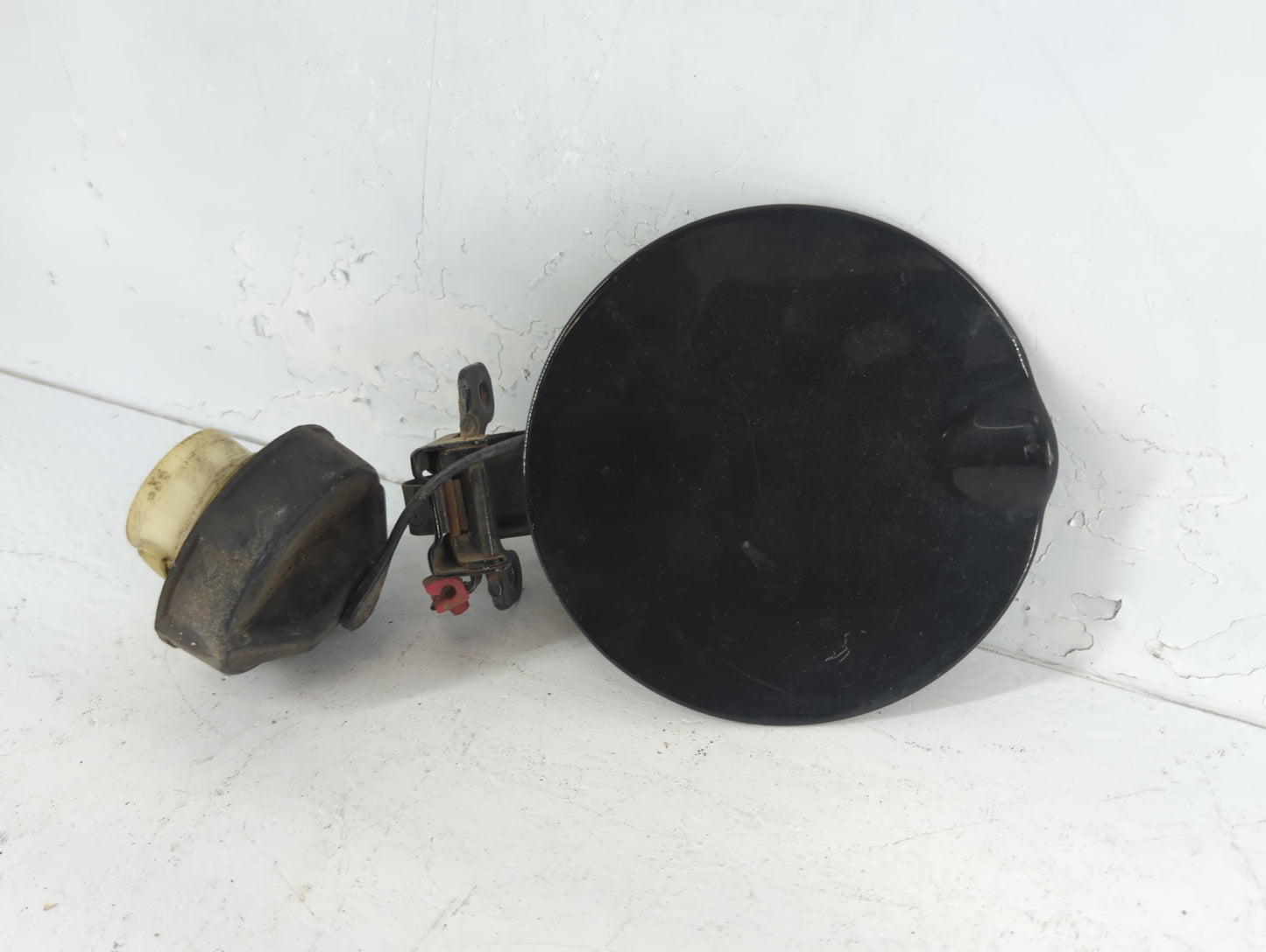 2008 Chrysler Town & Country Fuel Tank Door Lid Gas Tank - Oemusedautoparts1.com