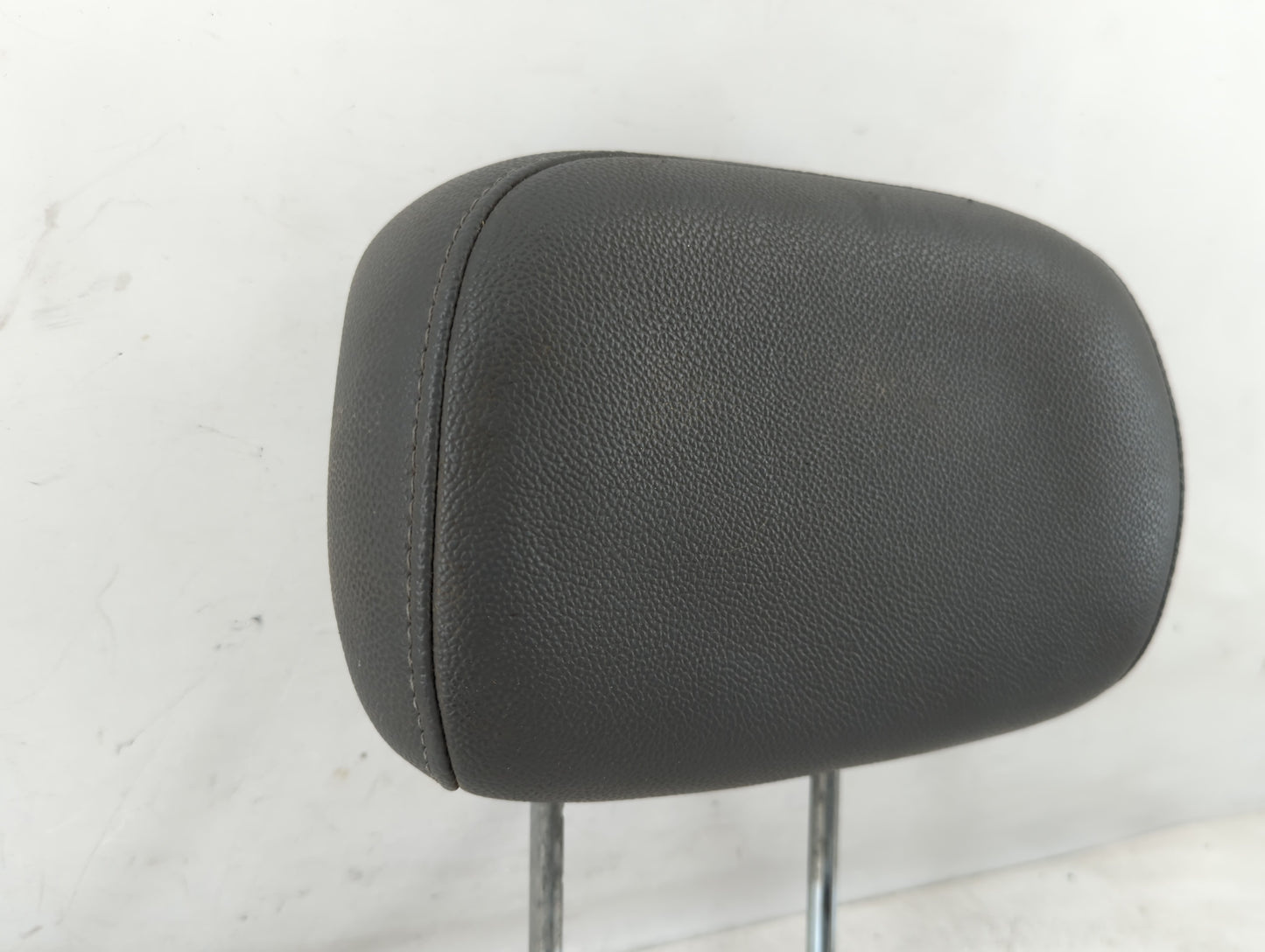 2008 Chrysler Town & Country Headrest Head Rest Rear Center Seat Fits OEM Used Auto Parts - Oemusedautoparts1.com