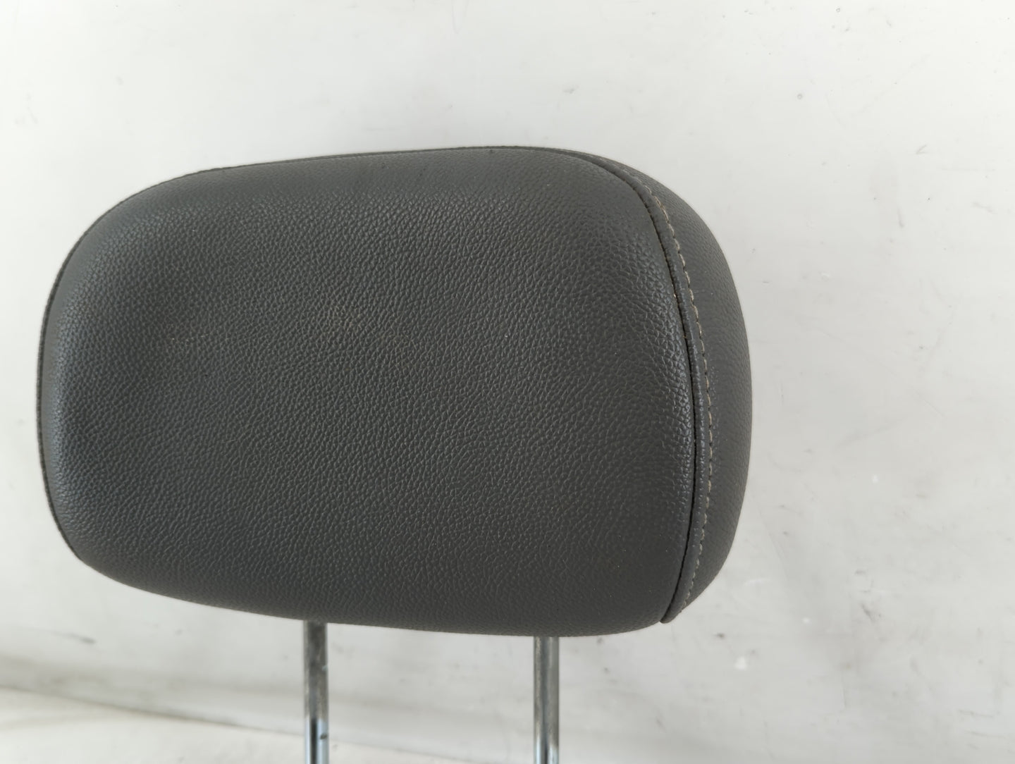 2008 Chrysler Town & Country Headrest Head Rest Rear Center Seat Fits OEM Used Auto Parts - Oemusedautoparts1.com