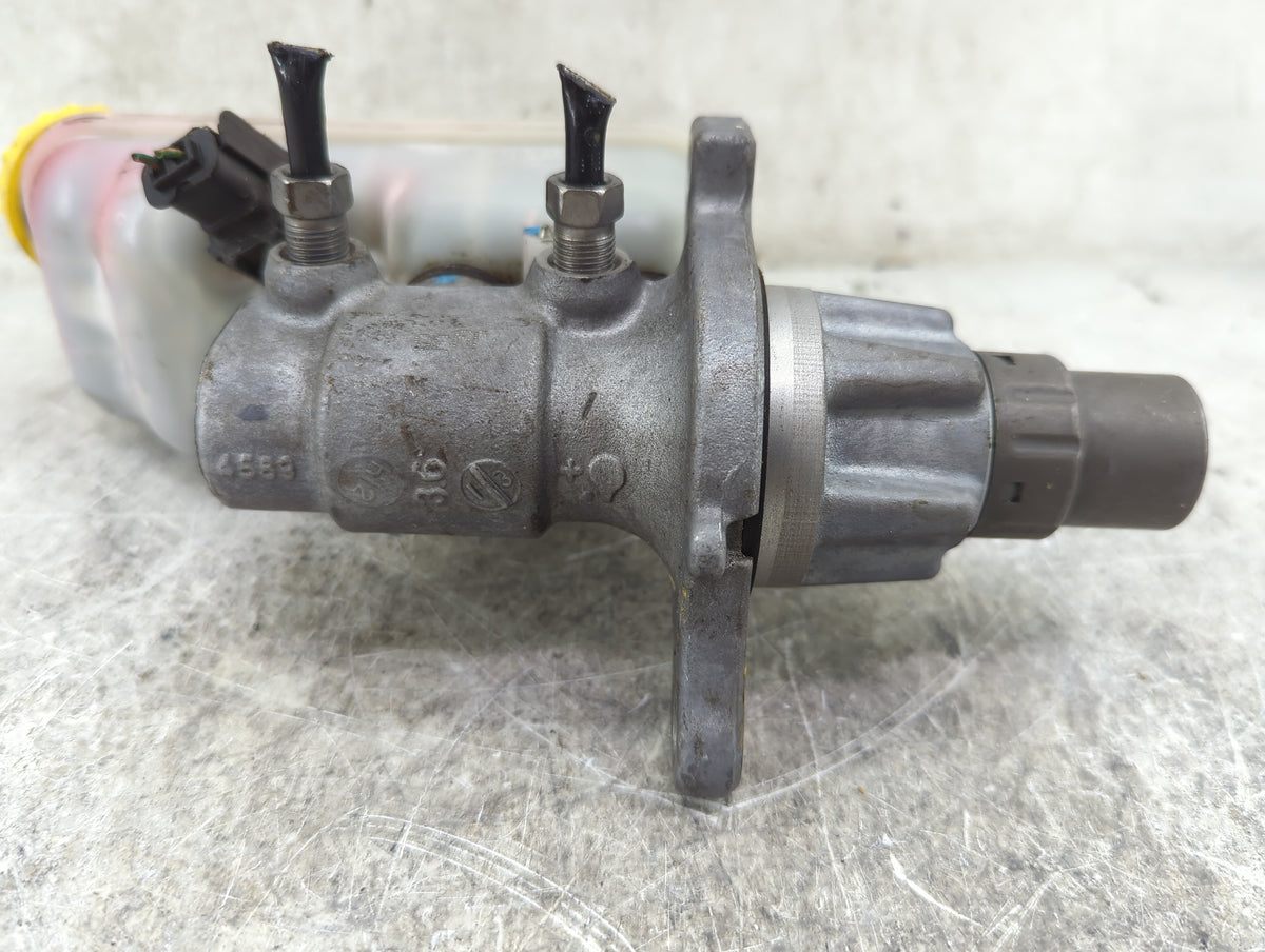 Dodge Caravan Brake Master Cylinder 1467625 - Oemusedautoparts1.com