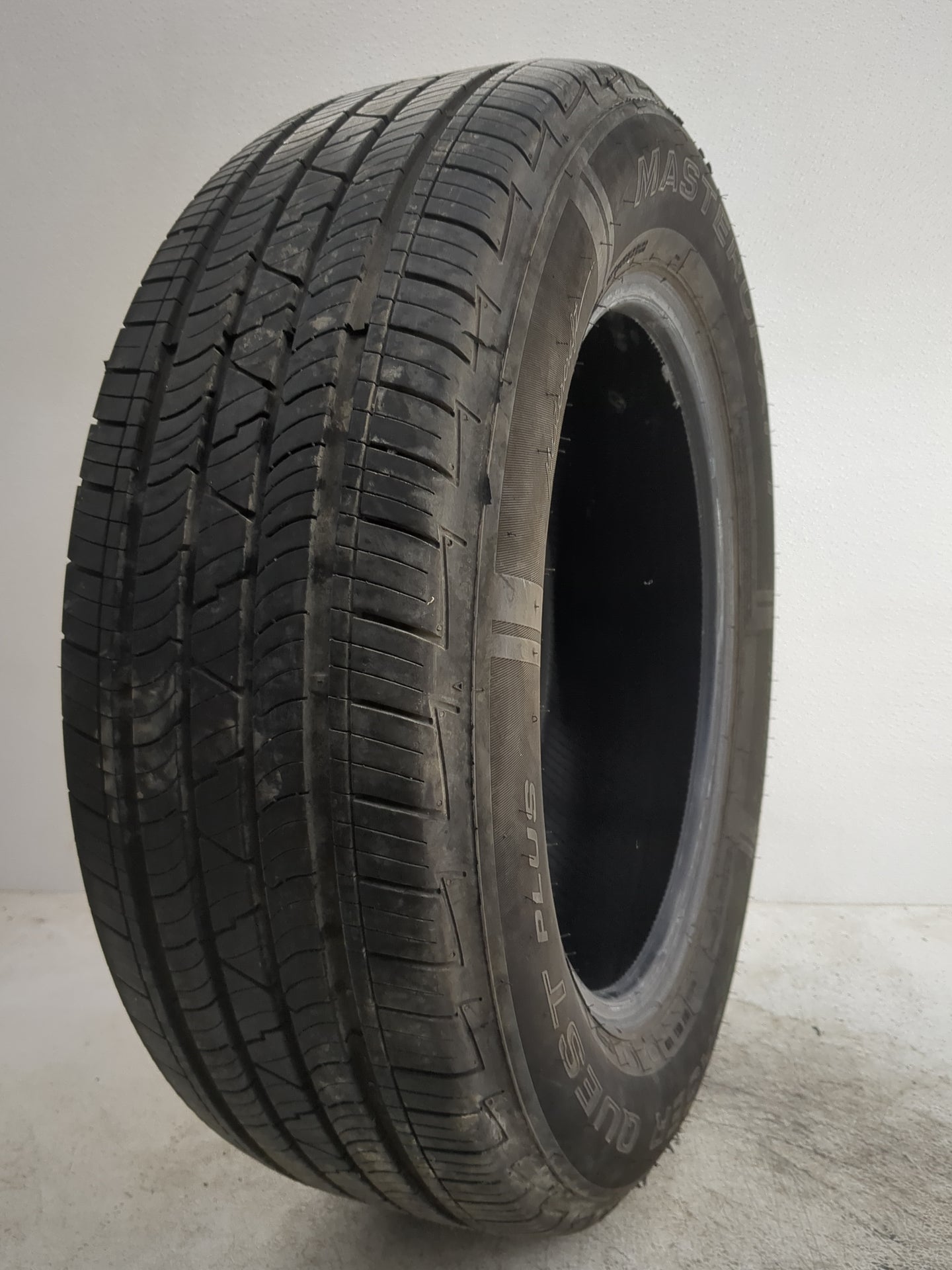 Used Tire 215/65R17 MASTERCRAFT COURSER QUET PLUS 99T - Tread Depth 10/32 - Oemusedautoparts1.com