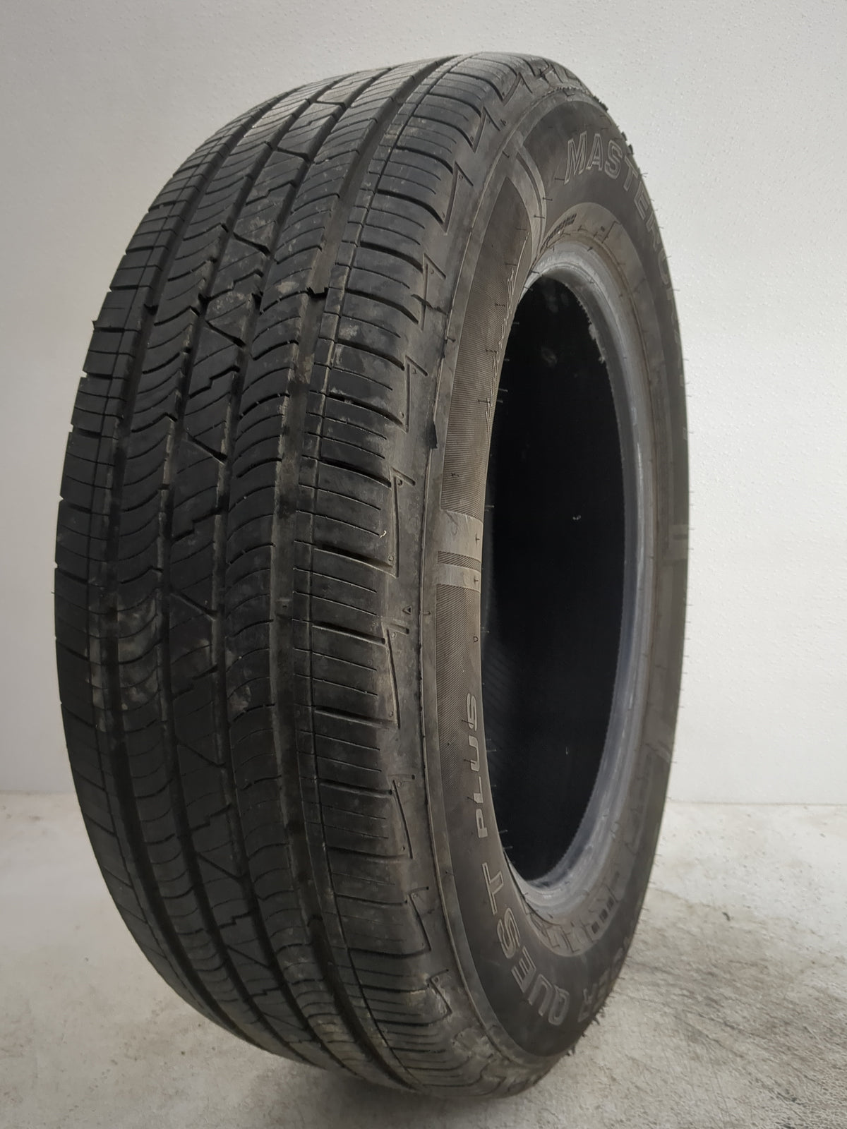 Used Tire 215/65R17 MASTERCRAFT COURSER QUET PLUS 99T - Tread Depth 10/32 - Oemusedautoparts1.com