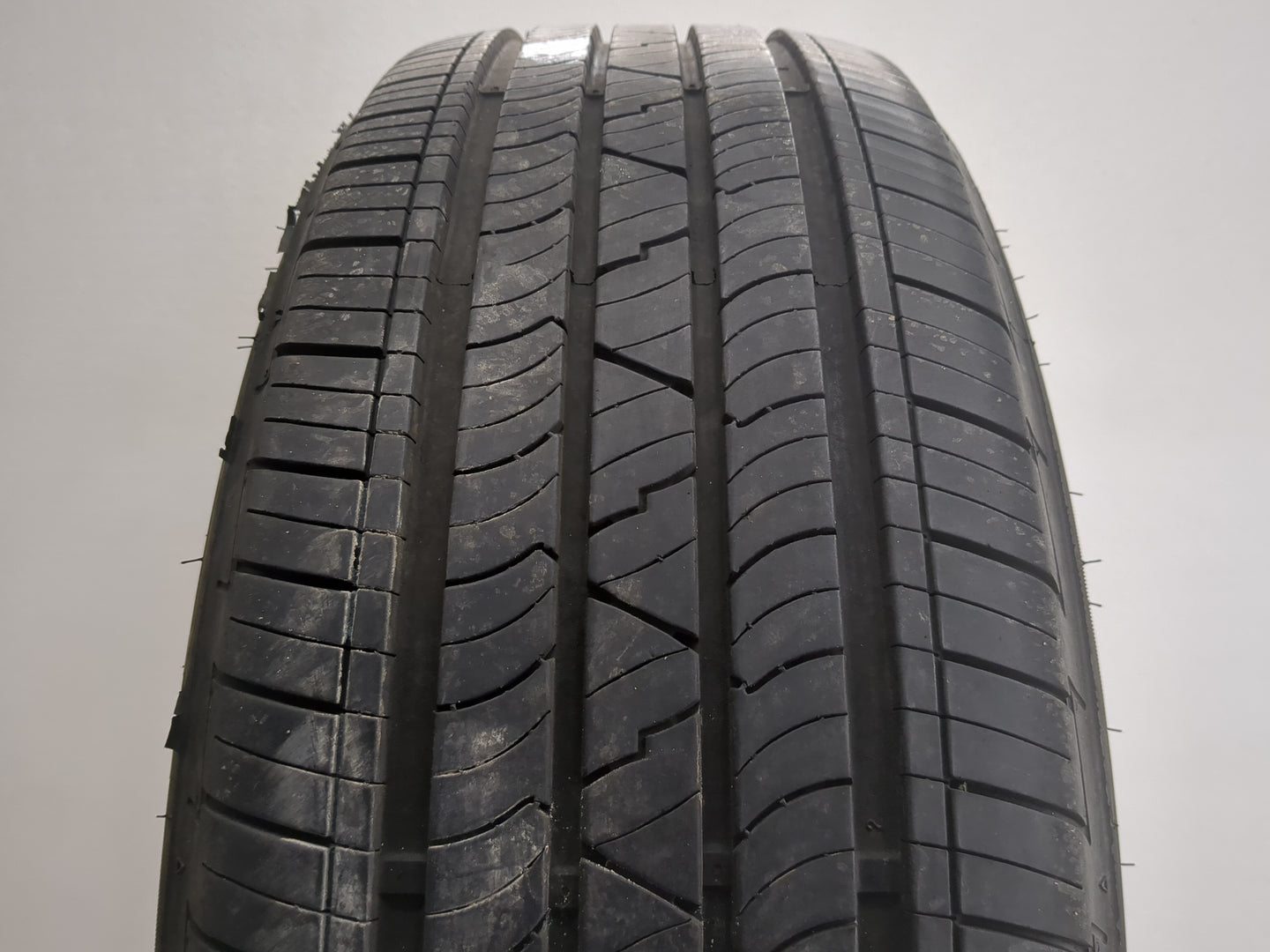 Used Tire 215/65R17 MASTERCRAFT COURSER QUET PLUS 99T - Tread Depth 10/32 - Oemusedautoparts1.com