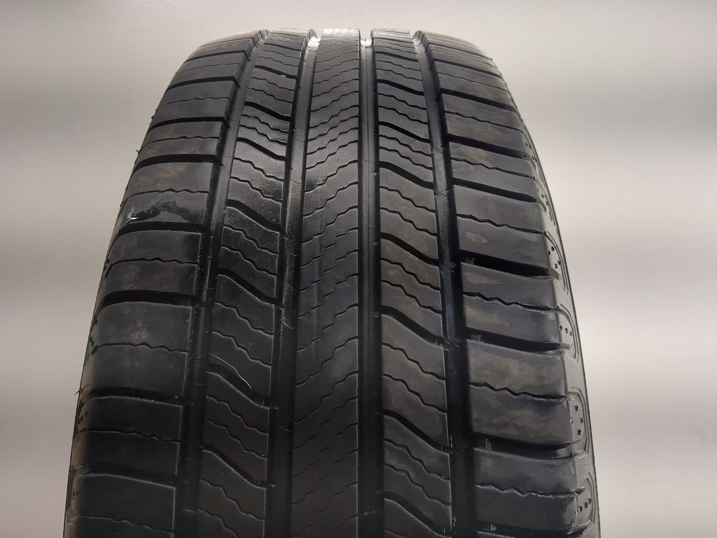 Used Tire 225/60R18 MICHELIN DEFENDER 2 100H - Tread Depth 10/32 - Oemusedautoparts1.com