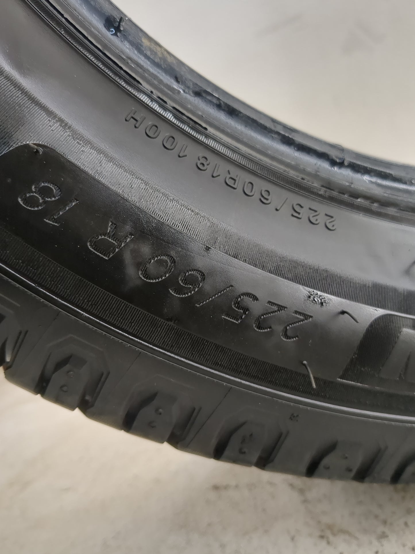 Used Tire 225/60R18 MICHELIN DEFENDER 2 100H - Tread Depth 10/32 - Oemusedautoparts1.com