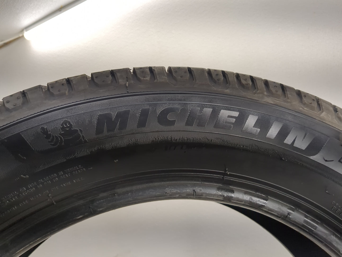 Used Tire 225/60R18 MICHELIN DEFENDER 2 100H - Tread Depth 10/32 - Oemusedautoparts1.com