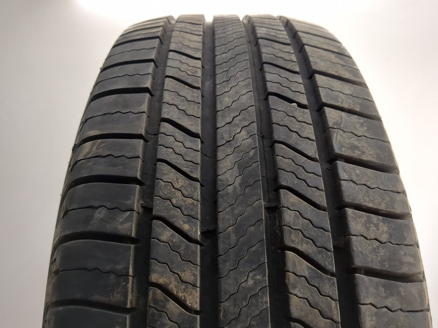 Used Tire 225/60R18 MICHELIN DEFENDER 2 100H - Tread Depth 9/32 - Oemusedautoparts1.com