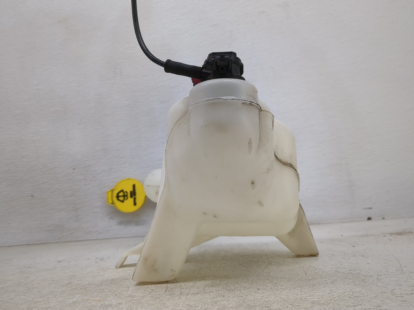 2006-2010 Dodge Charger Windshield Washer Fluid Reservoir Bottle Oem - Oemusedautoparts1.com