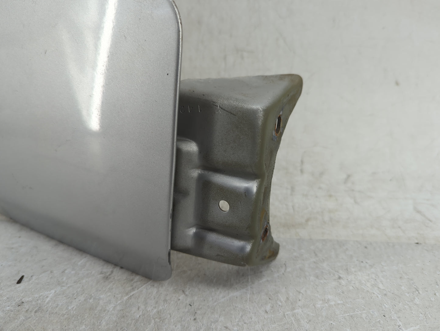 2008 Dodge Charger Fuel Tank Door Lid Gas Tank Gray - Oemusedautoparts1.com
