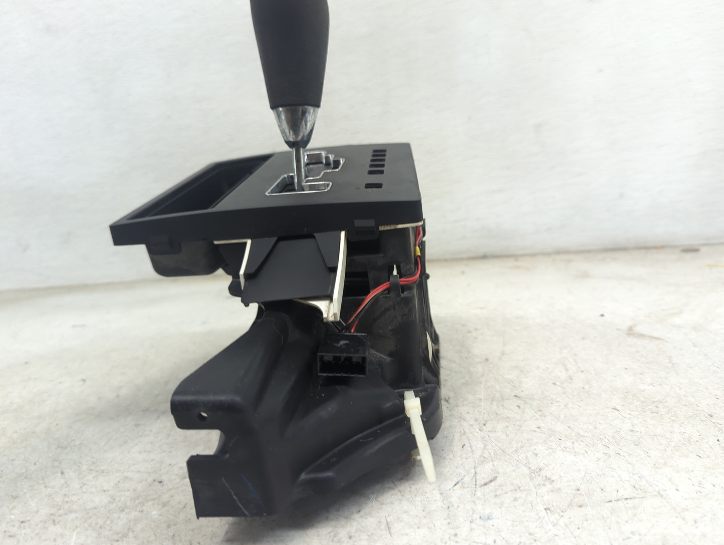 2008 Dodge Charger Floor Console Assembly Shifter - Oemusedautoparts1.com