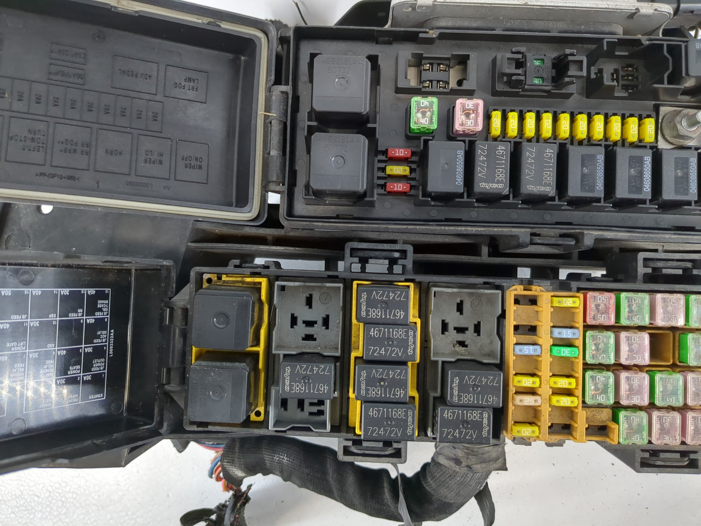 2007-2009 Dodge Durango Fusebox Fuse Box Panel Relay Module P/N:P04692187AC Fits Fits 2007 2008 2009 OEM Used Auto Parts - O