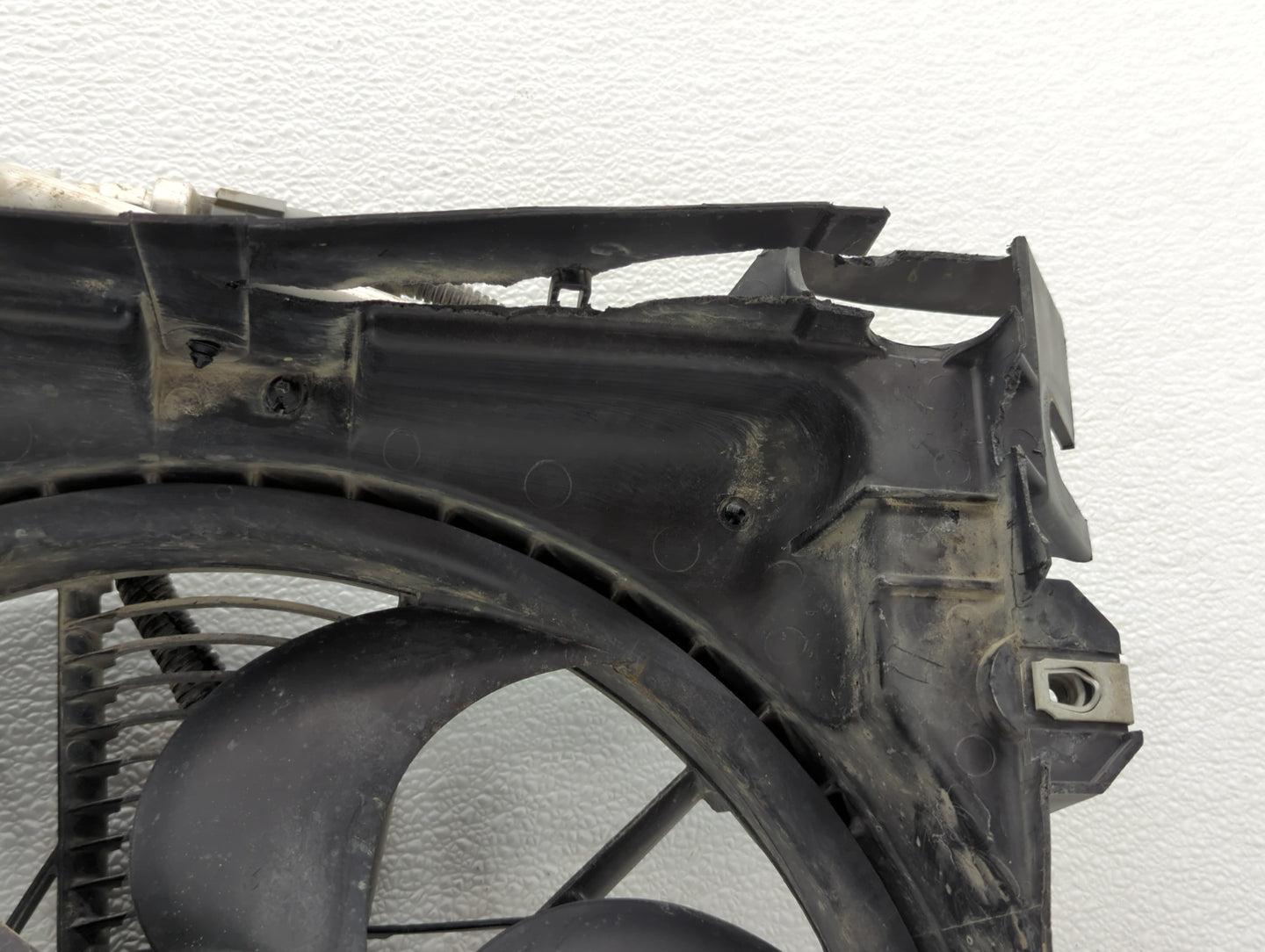 2006-2009 Dodge Durango Left Radiator Fan Motor Assembly Black - Oemusedautoparts1.com