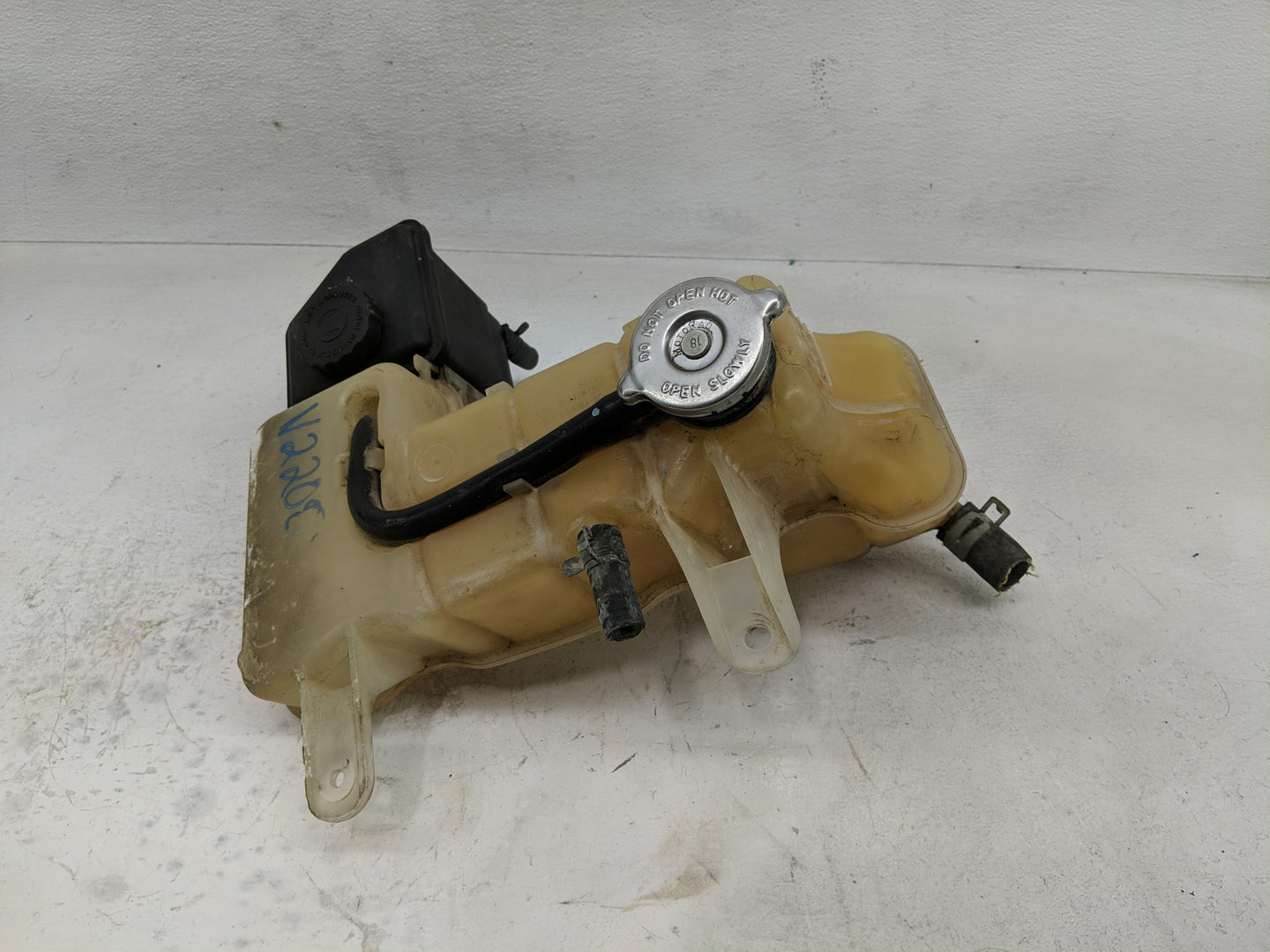 2006-2008 Dodge Magnum Radiator Coolant Overflow Expansion Tank Bottle - Oemusedautoparts1.com