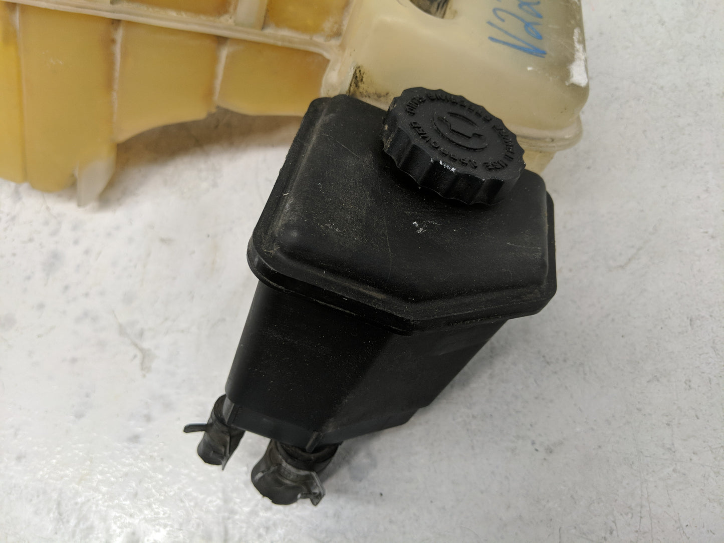 2006-2008 Dodge Magnum Radiator Coolant Overflow Expansion Tank Bottle - Oemusedautoparts1.com